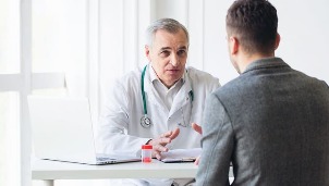 l'homme à la réception chez le médecin